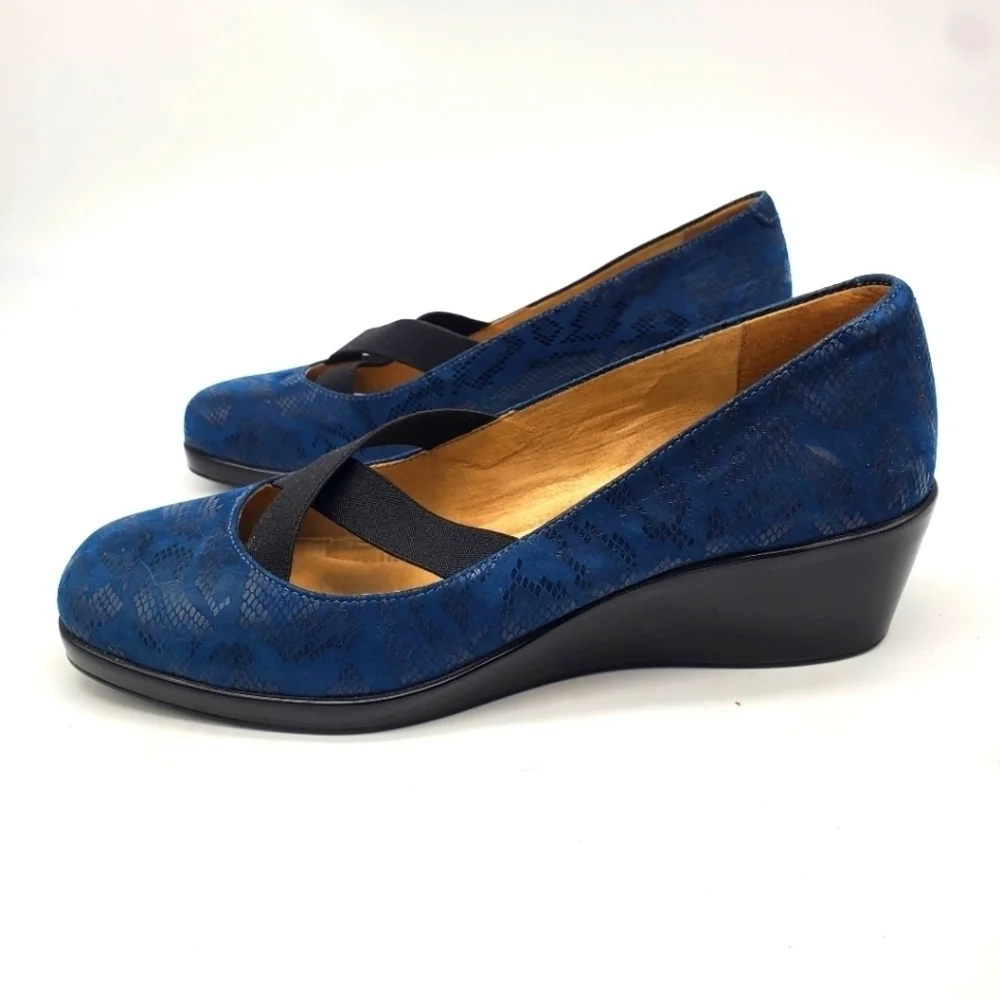 Michelle D Shoes Women 9M Brenda Navy Blue Reptile Square Toe Wedge Pump
